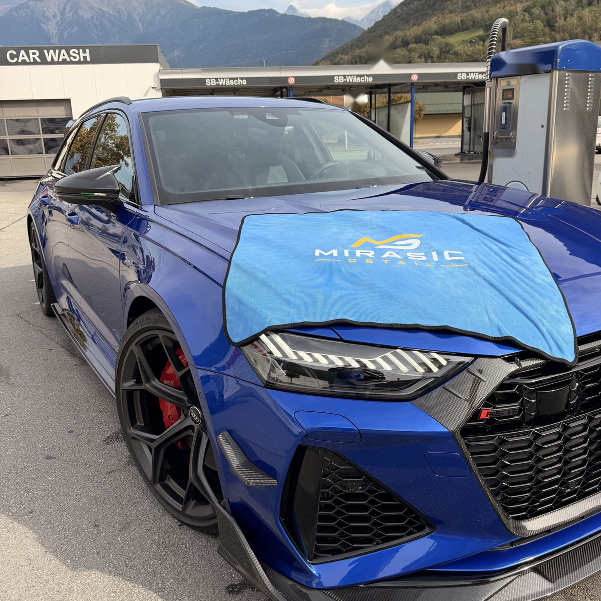Panno asciugatura auto MIRASIC DRYMAX 1000 blu steso sul cofano di un'auto in Svizzera